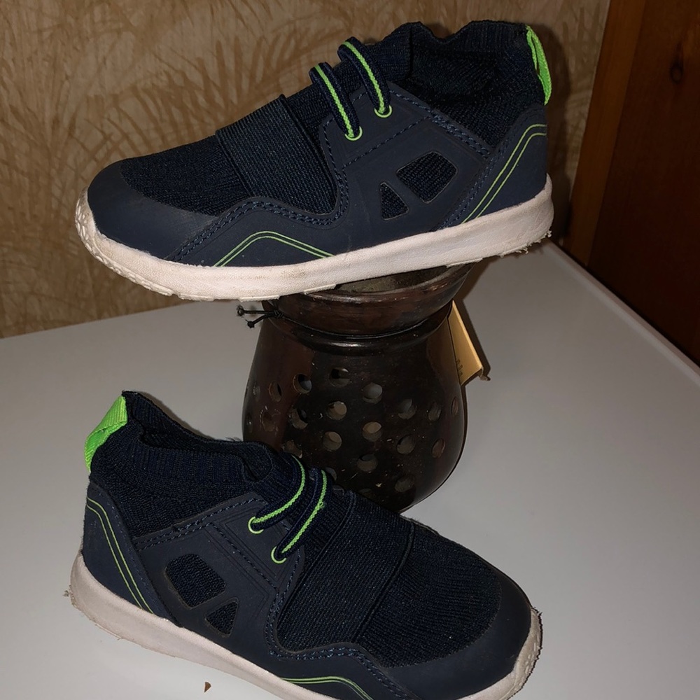 Sneaker (Navy Blue) with lime highlights